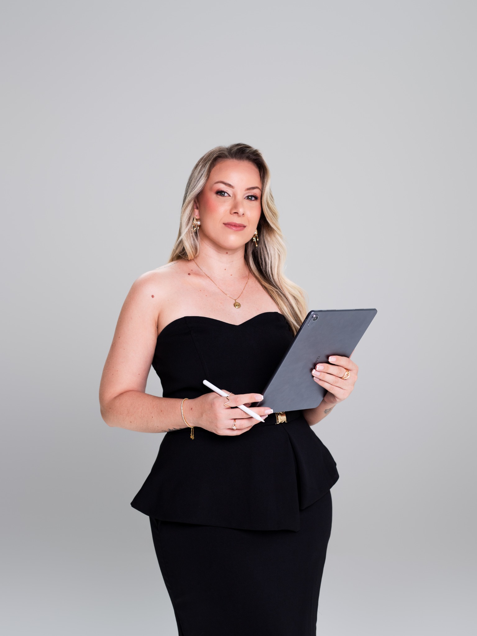 Loana Wohlemberg com tablet